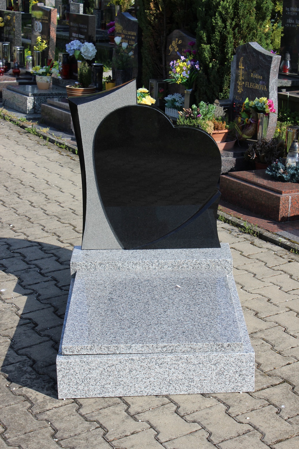 Urnový pomník Bílý tarn/ Švédská srdce 70x100
